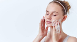 Giải đáp – Da khô có nên dùng sữa rửa mặt tạo bọt? Gợi ý một số sản phẩm phù hợp