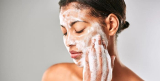 Các loại Sữa rửa mặt pH thấp cho da khô xài cực thích – Tìm hiểu ngay!