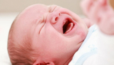 Tại sao không được bóp má em bé? Ba mẹ có biết?